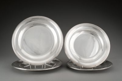 paire de plats plaqués argent sur un socle, sur fond gris