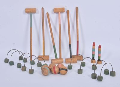 de nombreuses boules de croquet en bois disposées sur une surface blanche
