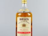 une image représentant une bouteille de whisky écossais Belies posée sur une surface blanche