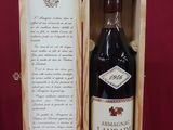 une image représentant une bouteille d'alcool dans une caisse en bois