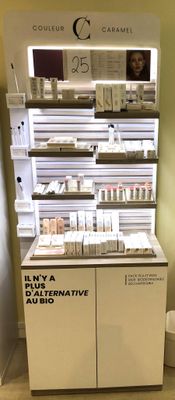 un présentoir de produits cosmétiques dans un magasin