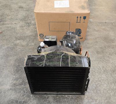 une boîte et un radiateur posés par terre à côté d'une boîte