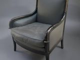 un fauteuil en cuir gris sur fond gris
