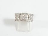 gros plan d'une bague en diamant sur une surface blanche
