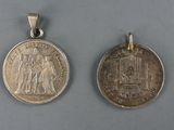 deux pendentifs en forme de pièces d'argent représentant une femme et un homme