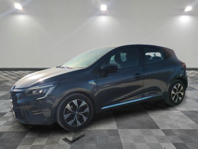 une voiture grise garée dans une pièce au sol en damier