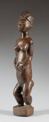 une image représentant une statue en bois d'une femme tenant un bébé dans ses bras