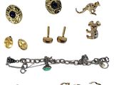 un assortiment de bijoux comprenant des bagues, des bracelets, des bagues et d'autres articles