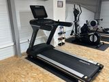une salle de sport équipée de tapis de course et d'autres appareils