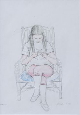 un dessin représentant une jeune fille assise sur une chaise, tenant un téléphone portable
