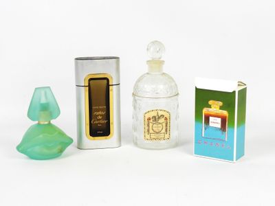 un petit flacon de parfum à côté d'une petite boîte de parfum