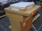 une pile de cartons posée sur une table en bois