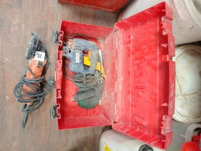 une boîte rouge contenant des outils, posée sur le sol
