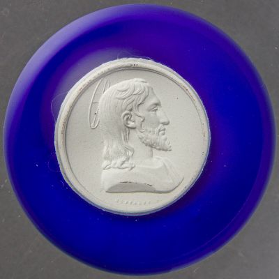 Clichy. Presse-papiers à fond bleu cobalt sur émail blanc or…