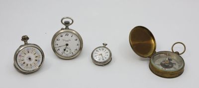 plusieurs types de montres de poche sont présentés sur une surface blanche