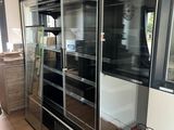 une photo d'une grande vitrine dans un magasin