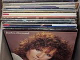 une boîte remplie de disques vinyles posée sur une table