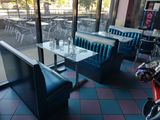 des tables et des chaises dans un restaurant donnant sur la rue