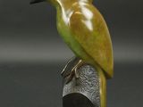 statue représentant un oiseau perché sur un morceau de bois
