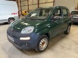 une petite voiture verte garée dans un garage