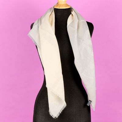 une écharpe blanche sur un mannequin, un mannequin, un mannequin, un mannequin, un mannequin, un mannequin, un mannequin, un mannequin, un mannequin