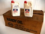 deux bouteilles d'huile posées sur une boîte en carton