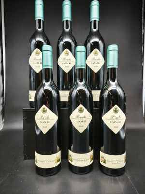 six bouteilles de vin sont alignées sur une table