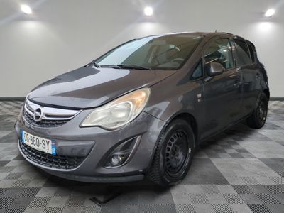 la photo d'une voiture grise garée dans un garage