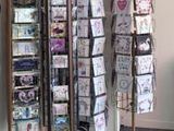 beaucoup de cartes exposées dans un magasin