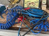 de nombreux tuyaux bleus et d'autres équipements électriques posés sur une table