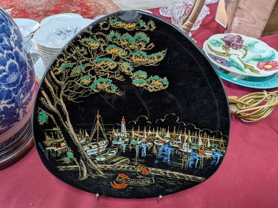 une assiette sur laquelle est représenté un arbre, posée sur une table