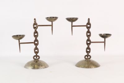 une paire de bougeoirs anciens en laiton, ornés de chaînes