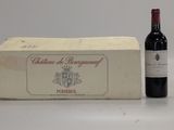 une bouteille de vin à côté d'un carton de vin
