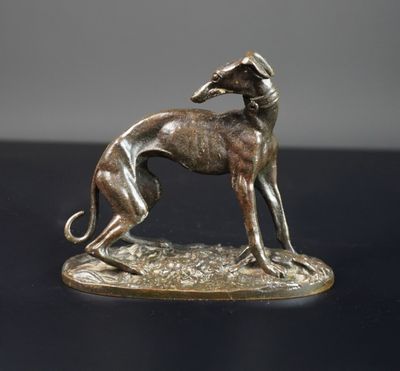 statue en bronze représentant un lévrier sur un fond noir