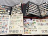 beaucoup de timbres sur les pages d'un livre