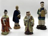 quatre figurines chinoises représentant des hommes et des femmes en costume traditionnel
