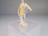 une figurine représentant une femme en robe jaune tenant une batte de baseball