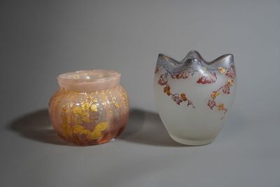 deux vases posés l'un à côté de l'autre sur une table