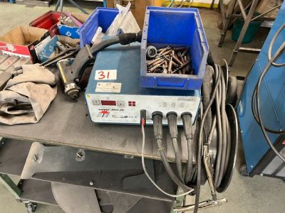 une machine posée sur une table