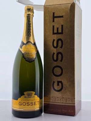 une bouteille de champagne à côté d'une boîte contenant un couteau