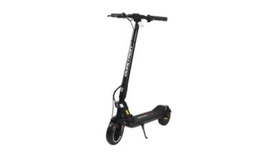gros plan d'un scooter sur fond blanc