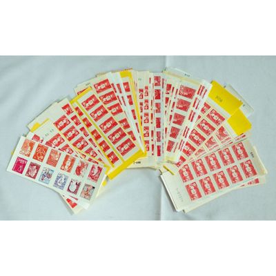 un ensemble de timbres provenant de différents pays, disposés sur un fond blanc