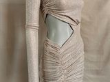 une robe de mannequin avec un dos ajouré et des manches longues