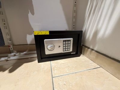 un petit coffre-fort posé par terre dans un coin de la pièce