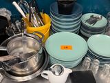 beaucoup d'assiettes et de casseroles sur le comptoir de la cuisine