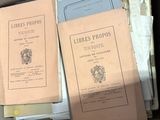 Plusieurs livres sont empilés les uns sur les autres dans une boîte en carton