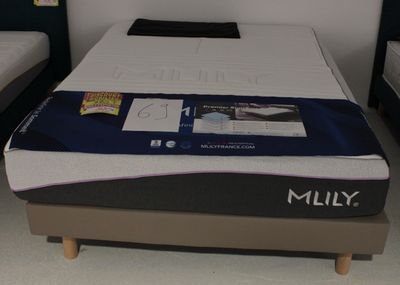 deux matelas exposés dans un magasin
