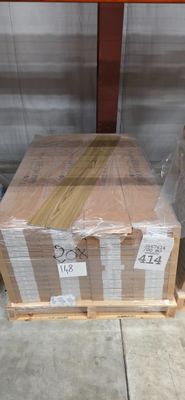 une palette remplie de cartons posée sur une autre palette