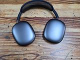 un casque posé sur un parquet