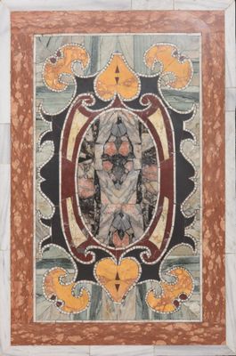 tableau représentant une femme dans un cadre fleuri, posé sur un sol en marbre